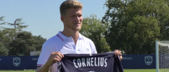 Andreas Cornelius a retouché le ballon