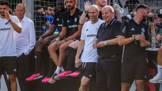 Zinédine Zidane réagit à la mort de Rolland Courbis, l’entraîneur qui l’avait lancé aux Girondins