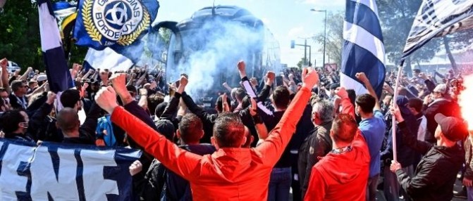 Grosse ambiance devant le stade avec près de 400 supporters des Girondins