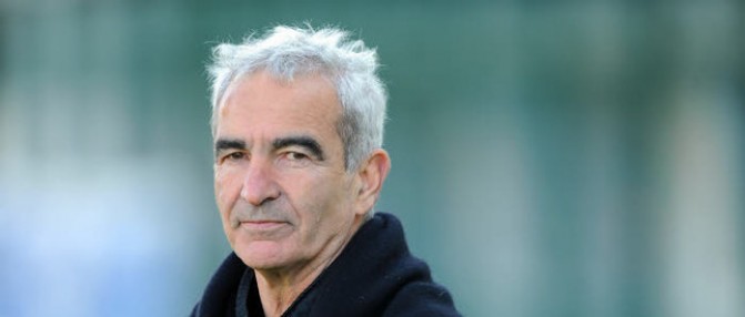 Raymond Domenech pose avec le nouveau maillot