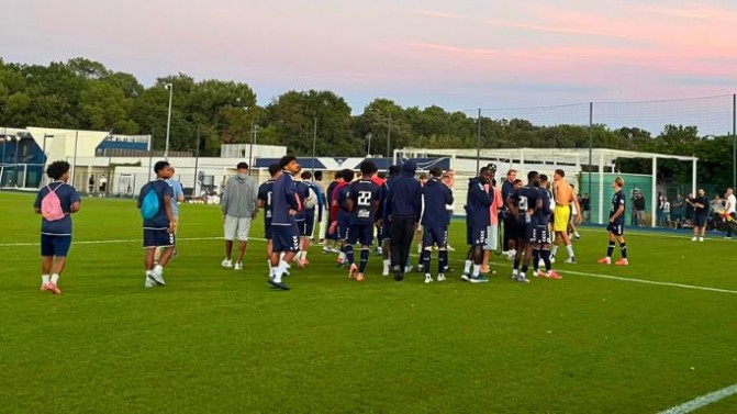 Girondins : des larmes et des maillots offerts aux supporters après le match au Haillan