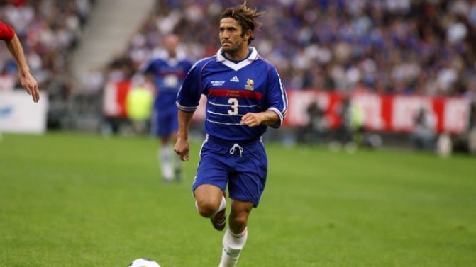 Bixente Lizarazu vs Roberto Carlos : Qui était le meilleur arrière gauche du début des années 2000 ?
