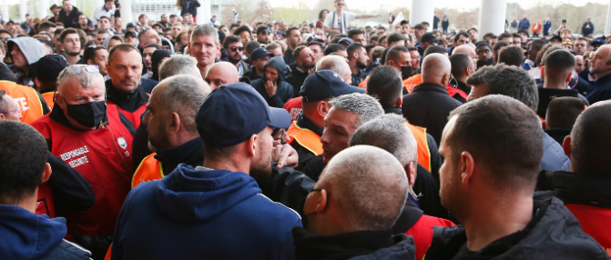 Explication musclée entre joueurs et ultras à la fin du match