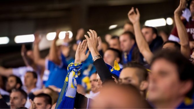Investir dans des écharpes de supporter personnalisées : les principales raisons