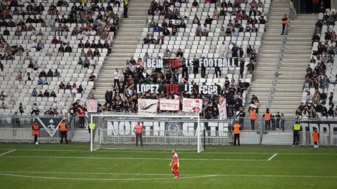 Girondins : banderoles des North Gate et des Ultramarines face à Granville