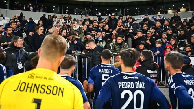 Discussion entre la North Gate et les joueurs des Girondins après le match