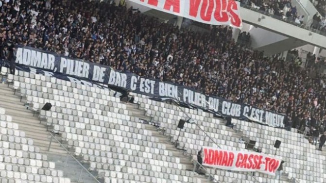 Banderole des UB87 au centre d'entraînement des Girondins