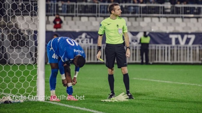 Girondins : jets de gobelets sur l'arbitre au retour des vestiaires et expulsions