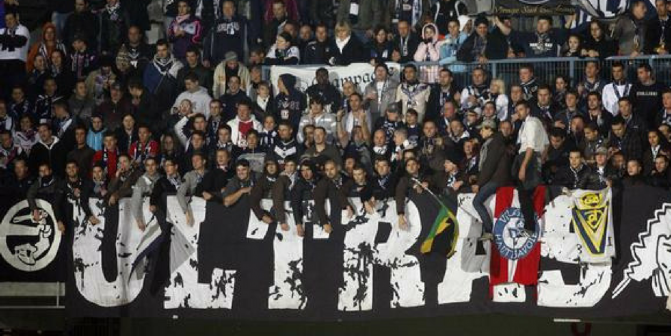 Le bus des supporters des Girondins caillassé