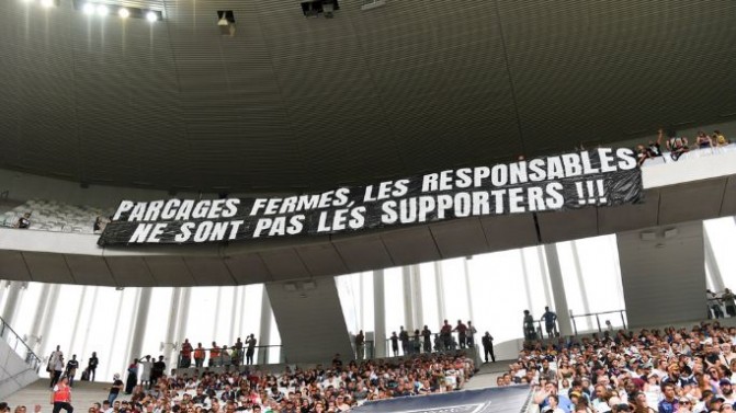 Multiples banderoles de soutien à l'action des Ultramarines après Ajaccio
