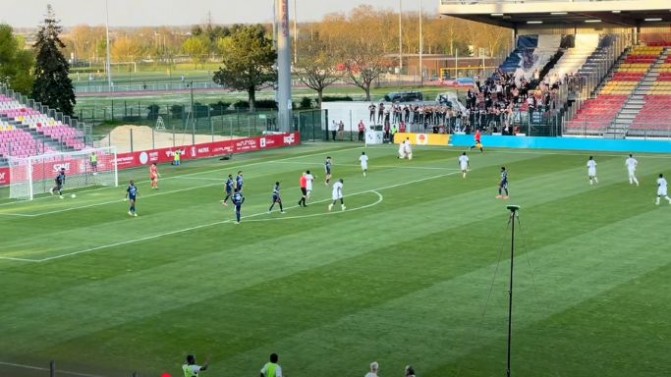 Girondins : pénalty d'Andy Carroll et communion avec les supporters vue tribune face à Saint-Pryvé