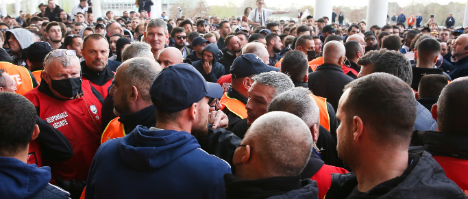 Explication musclée entre joueurs et ultras à la fin du match