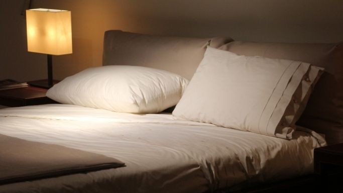 Quel est le lien entre la qualité d’un oreiller, le sommeil et la récupération des joueurs  ?