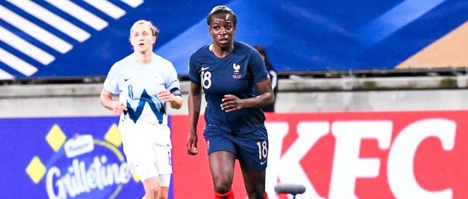 Corinne Diacre explique pourquoi Viviane Asseyi n'est pas en Équipe de France.
