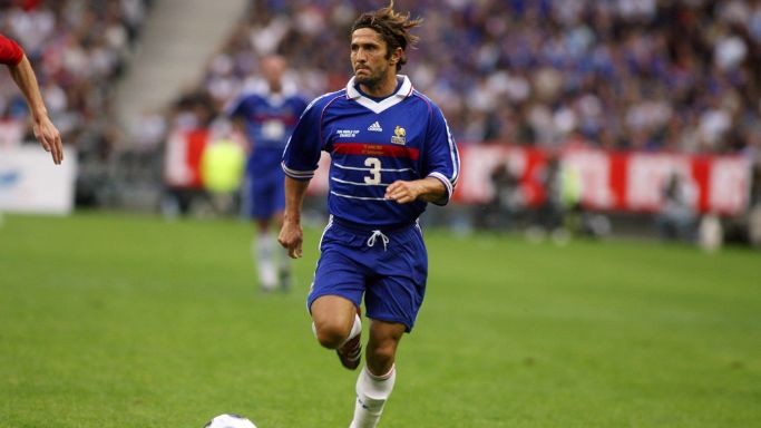 Bixente Lizarazu vs Roberto Carlos : Qui était le meilleur arrière gauche du début des années 2000 ?