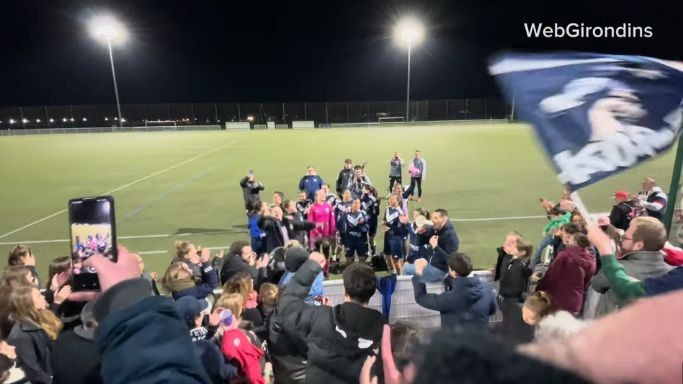 R1F : Communion des Girondines avec les supporters des Girondins après le succès face à Poitiers