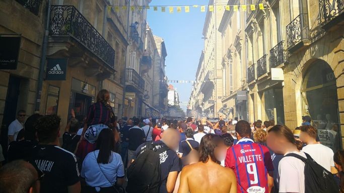 Girondins : les Ultramarines rassemblent près de 400 supporters dans les rues de Bordeaux