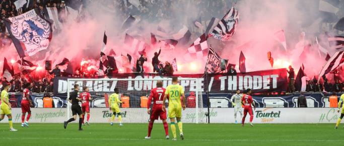 Les Girondins résilient l'abonnement d'un supporter qui a utilisé un fumigène