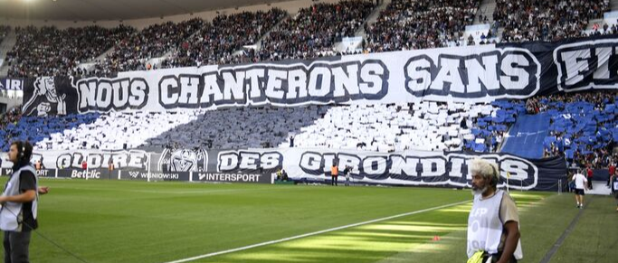 Virage Sud : Tifo et banderole hostile à Frédéric Longuépée