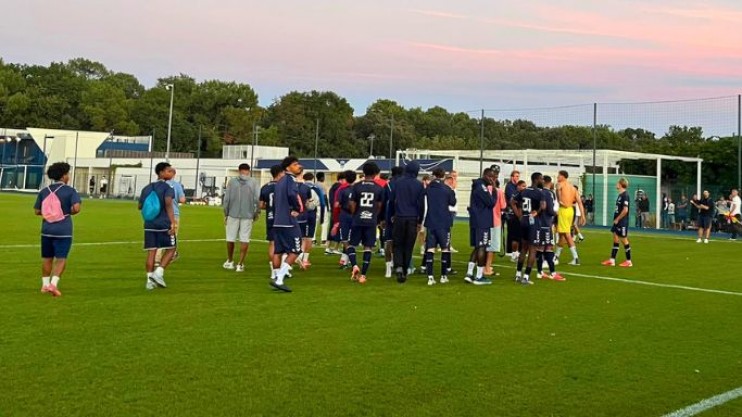 Girondins : des larmes et des maillots offerts aux supporters après le match au Haillan